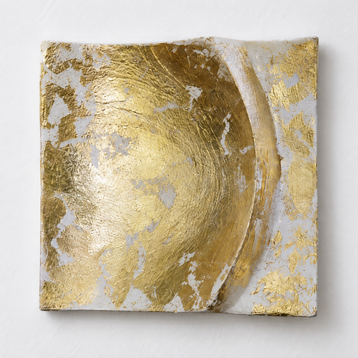 White and gold-coloured Moonphase panel showing the curved bowl in the opposite orientation.