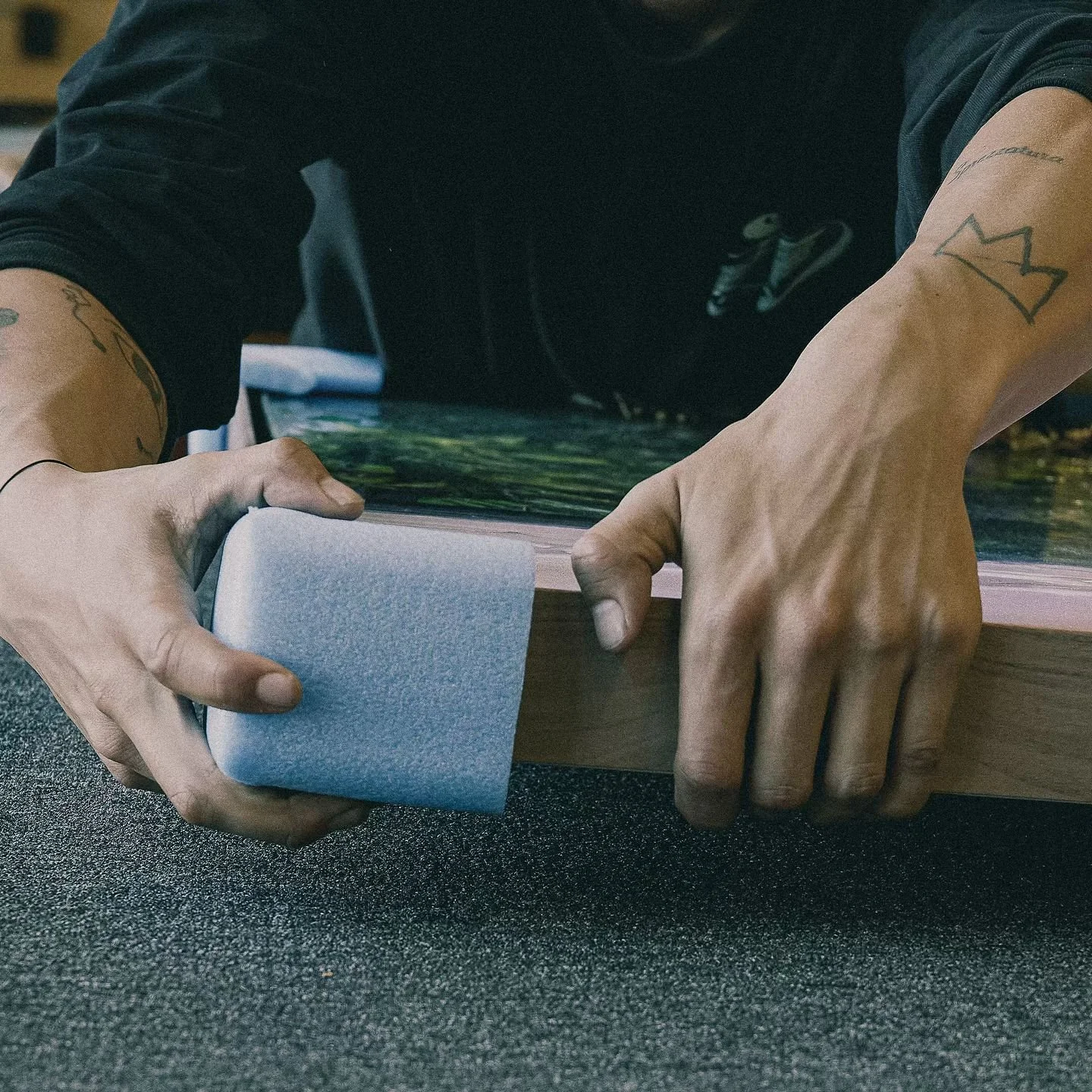 Protect the corners at all times! 

🖼️ Kraan Lijsten 

#artframing #customframes #wallartdecor 
#gallerywall #interiordesign #framingart 
#homedecor #artcollector #artworkdisplay 
#frameyourart #art #framing #artlovers #amsterdam