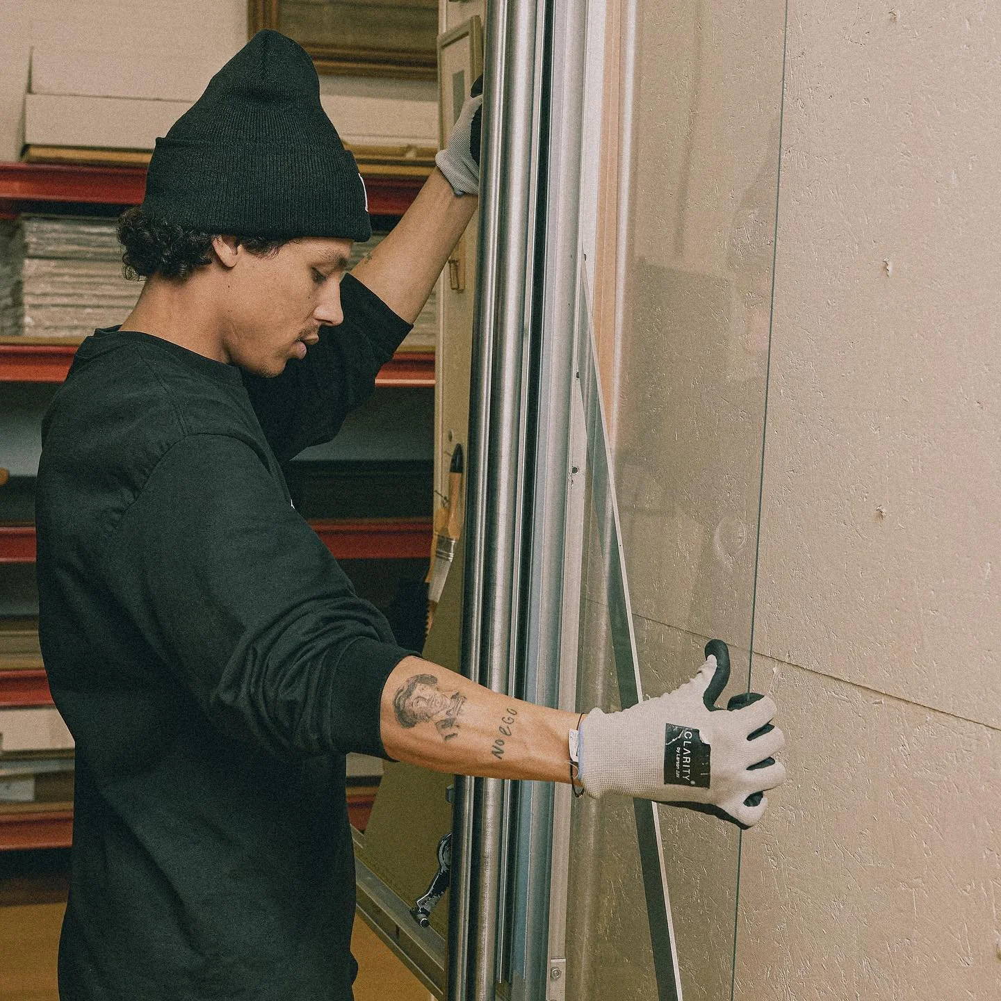 UV-werende glas helpt om de schadelijke effecten van zonlicht te verminderen. Op deze manier zorgen we ervoor dat uw kunstwerken niet alleen mooi ingelijst worden, maar ook optimaal beschermd zijn tegen invloeden van buitenaf, zodat u er jarenlang va