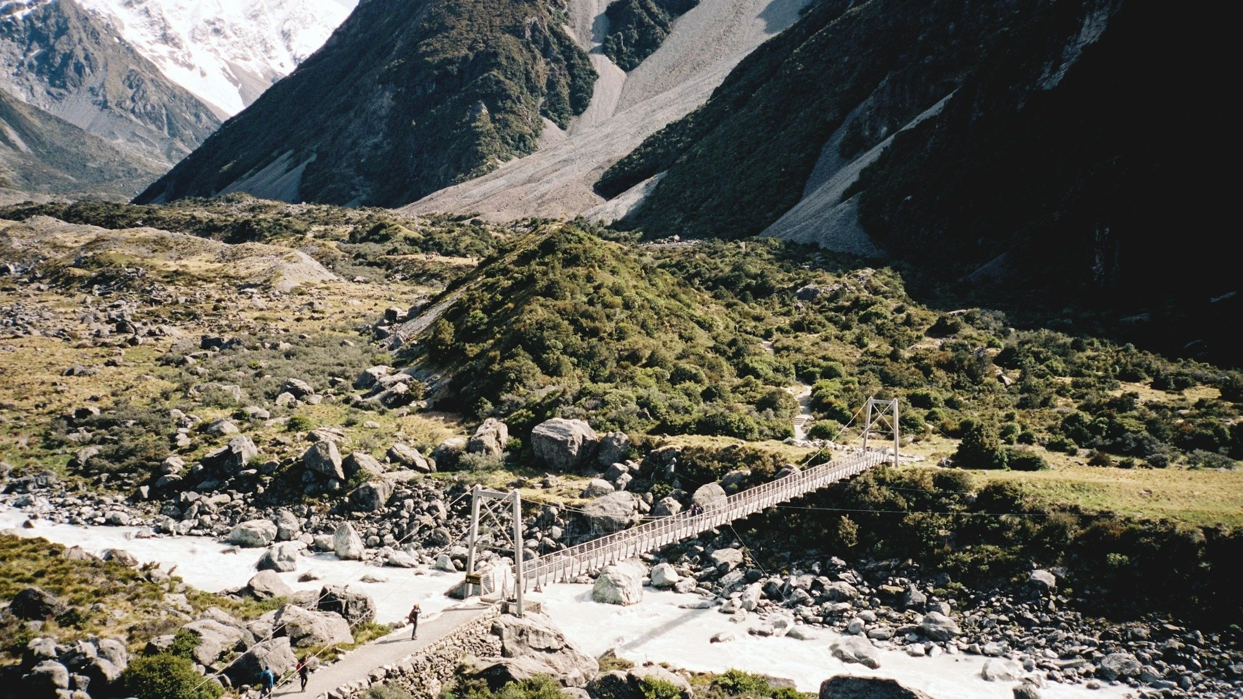  The Hooker Valley track is relatively flat and well-maintained. 