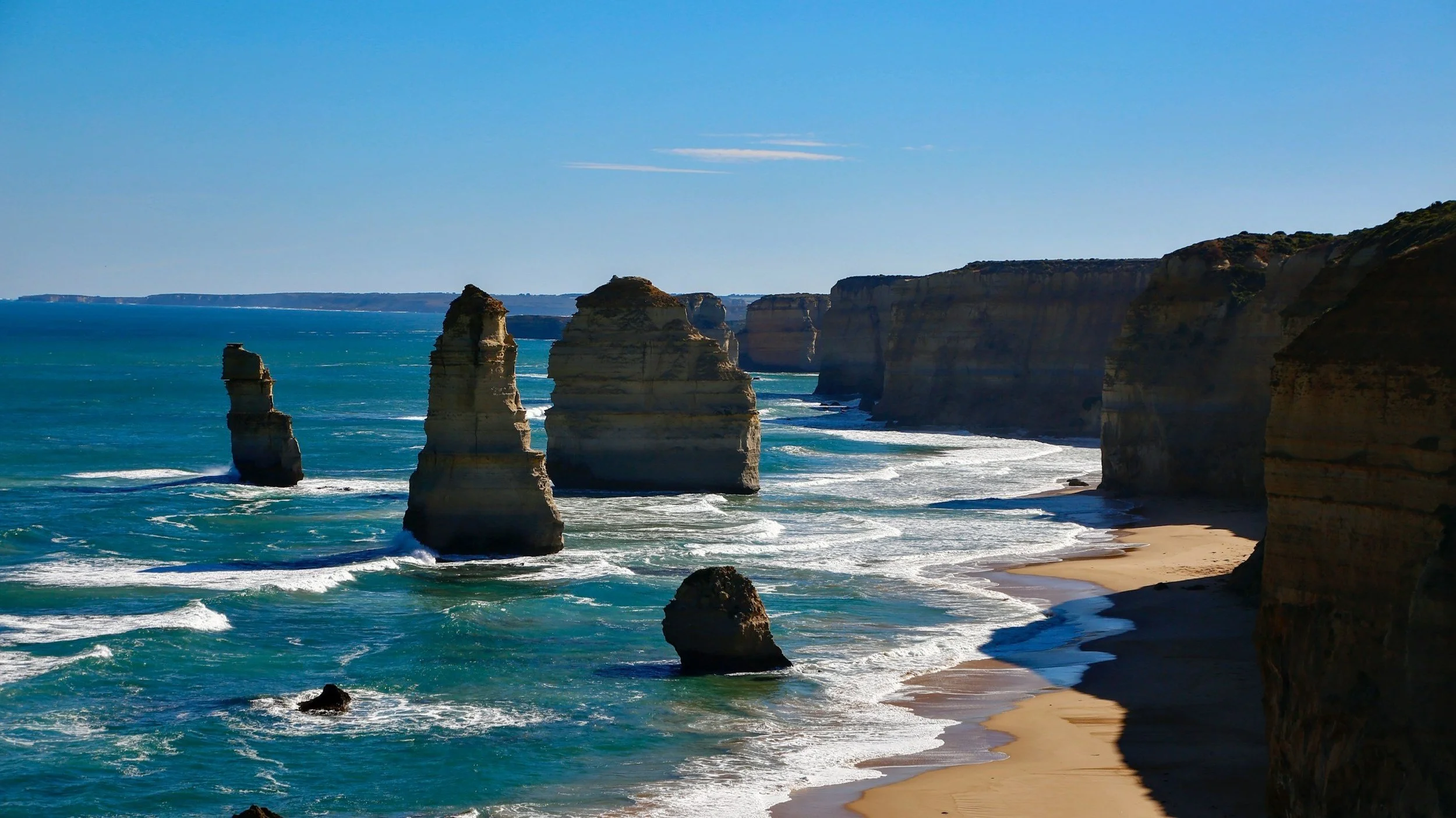  The Twelve Apostles along the Great Ocean Road. 
