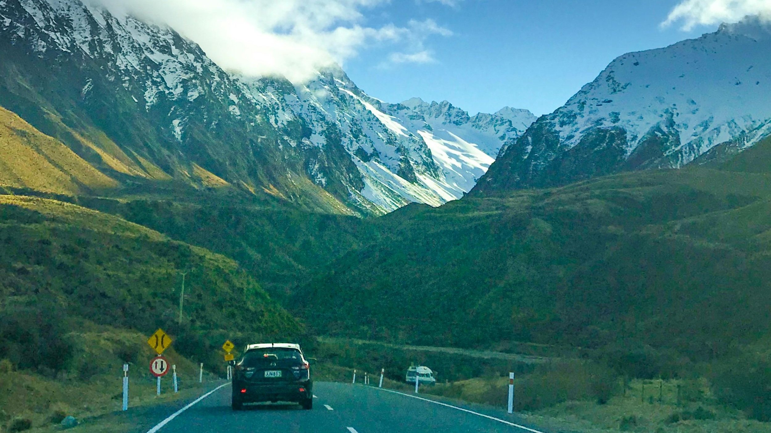 The scenery is the best part of self-driving in New Zealand. 