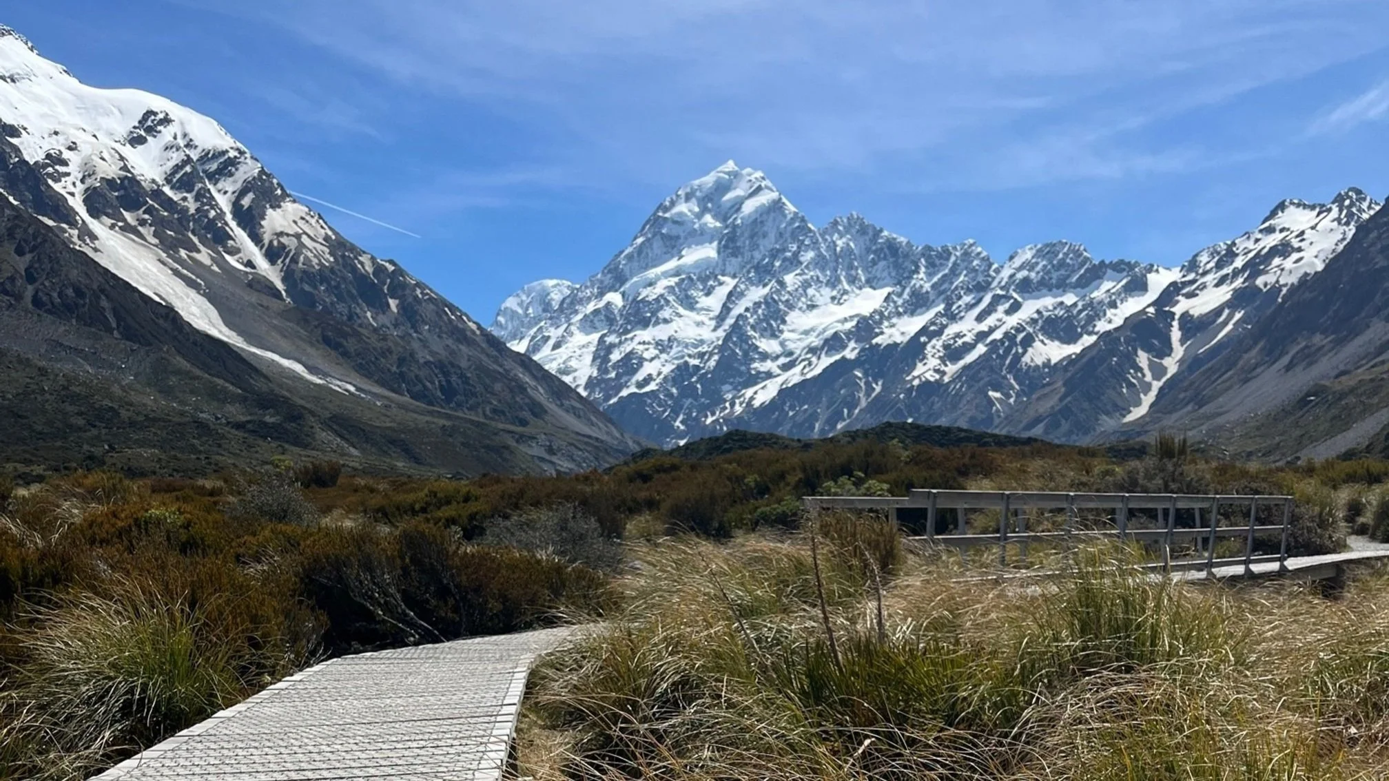 The Hooker Valley track offers stunning views of Aoraki Mount Cook. 