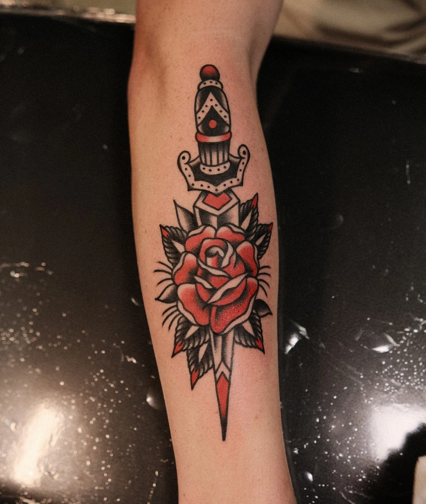 @joshswiastyntattoos with a classic 🔪🌹