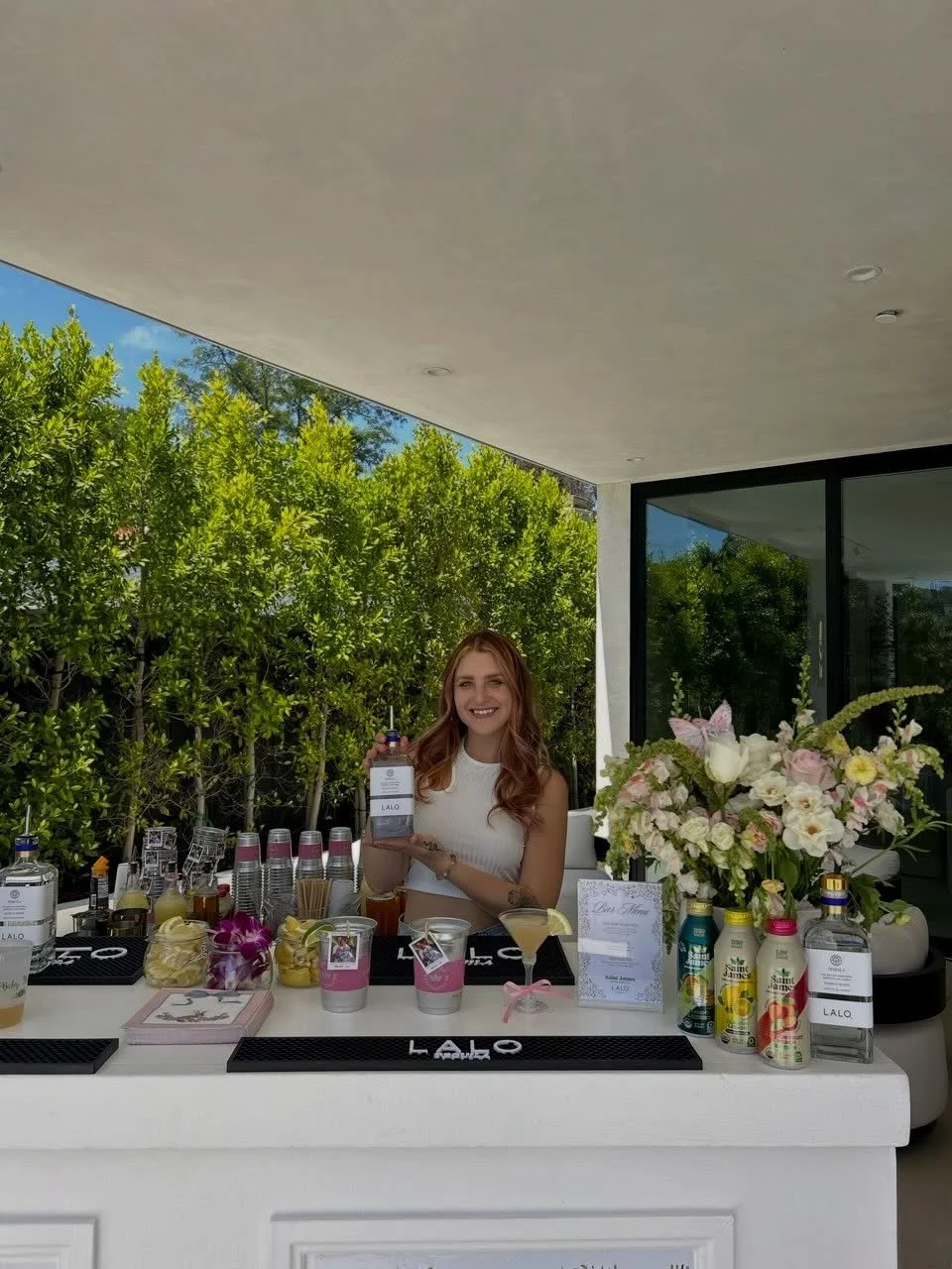 The details, the florals, the @lalospirits bar with @saintjamesicedtea we are obsessed 🌸🥂