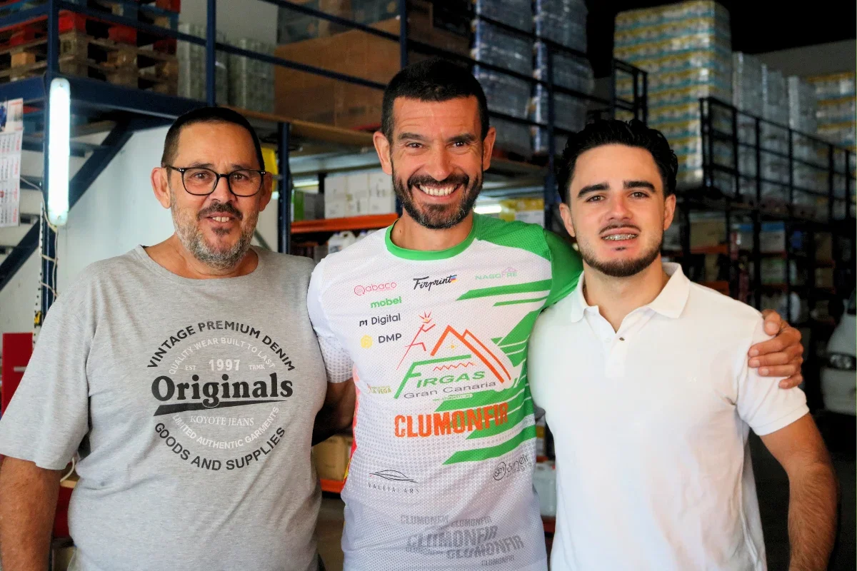 Raúl Ramírez junto a Marco Aurelio Palacios Jiménez, fundador de DMP Material Desechable, y Marco Palacios González, fundador de MP Digital