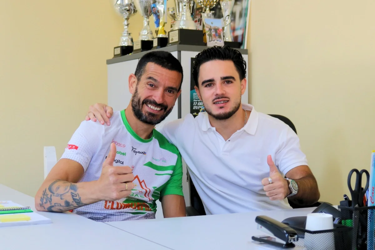 Raúl Ramírez junto a Marco Palacios en las oficinas de MP Digital durante el proyecto de patrocinio deportivo 2026
