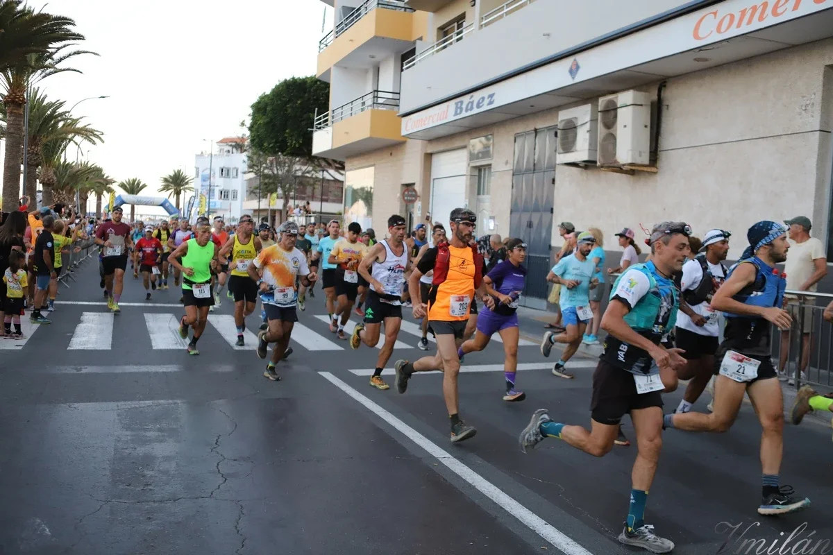 Raúl Ramírez entre el pelotón inicial de corredores durante la Traiña Trail 18K 2026 en Arguineguín