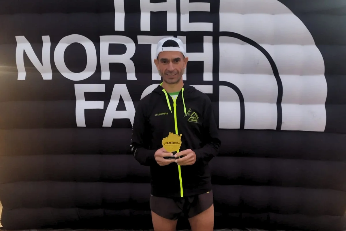 Raúl Ramírez posa con el trofeo tras ser tercer canario en el KV El Gigante 2026 de The North Face Transgrancanaria
