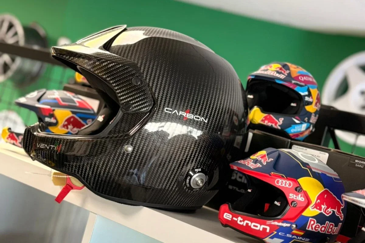 Luis, Juanfra y el resto del equipo de Star Garage posando con material brandeado con los colores corporativos de Star Garage Shop en Las Palmas de Gran Canaria