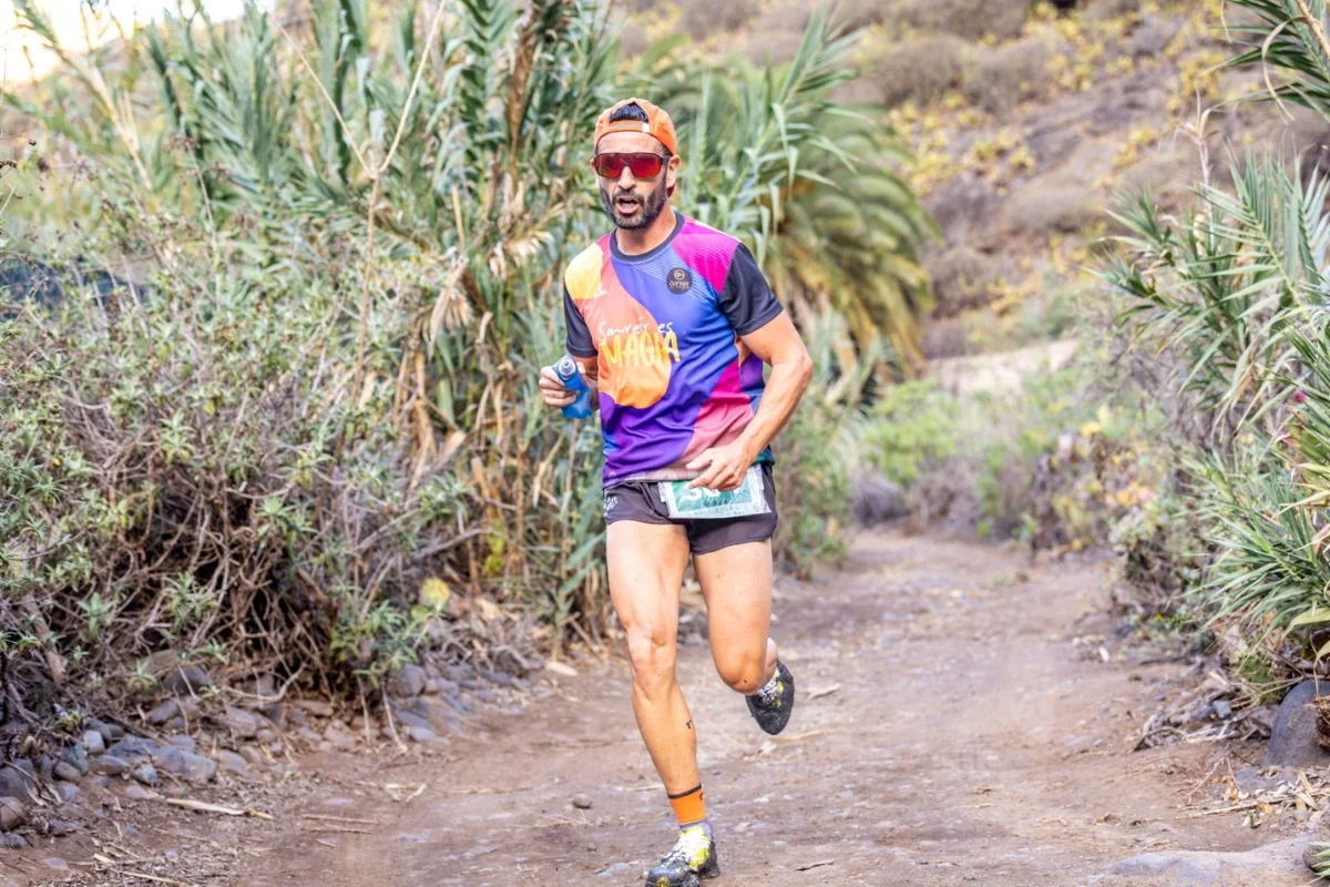 Raúl Ramírez compitiendo en una carrera de trail running en Canarias durante la temporada 2026