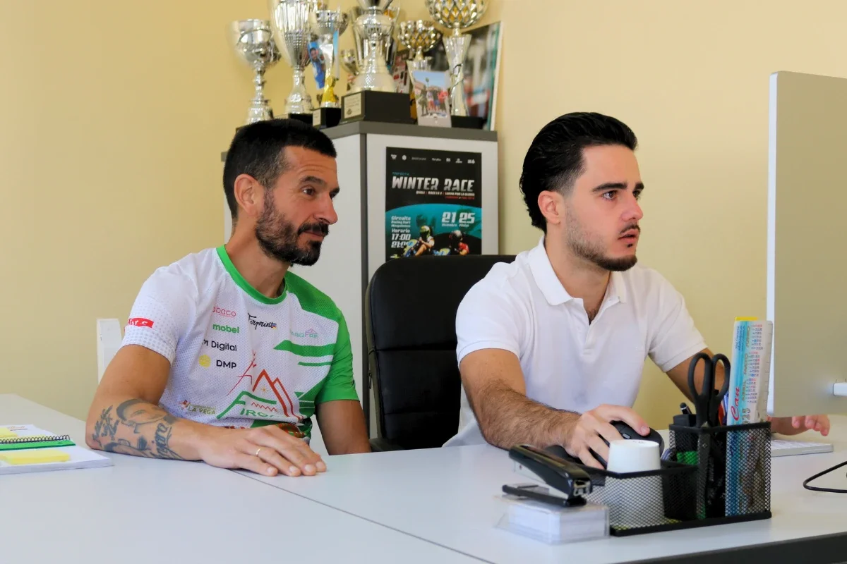 Raúl Ramírez junto a Marco Palacios revisando en MP Digital la planificación de comunicación para la temporada 2027