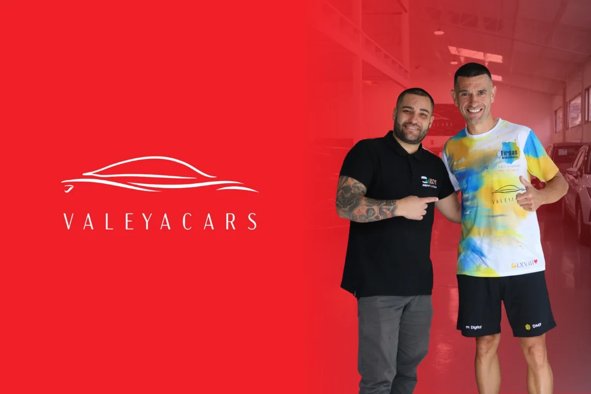 Raúl Ramírez junto a Rayco en las instalaciones de ValeyaCars durante la reunión de patrocinio deportivo de 2026