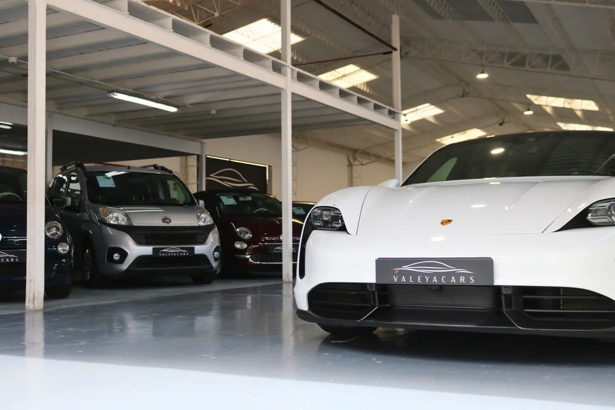 Porsche Taycan Turbo S en la entrada del concesionario ValeyaCars en Las Huesas, Telde