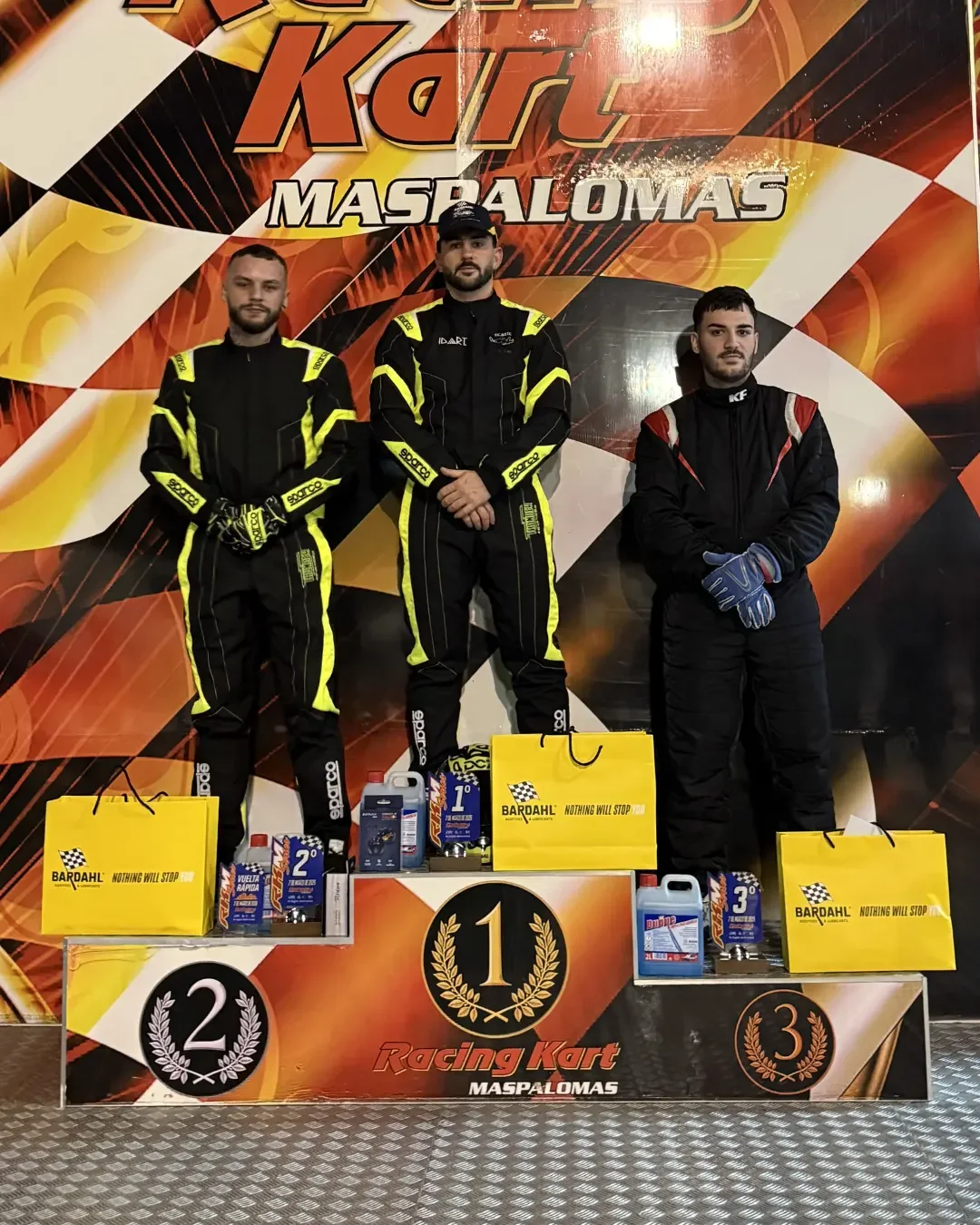 Podio de la I RKM Series 2026 con Daniel, Nauzet Santana y Javier Hernández junto a los premios del evento