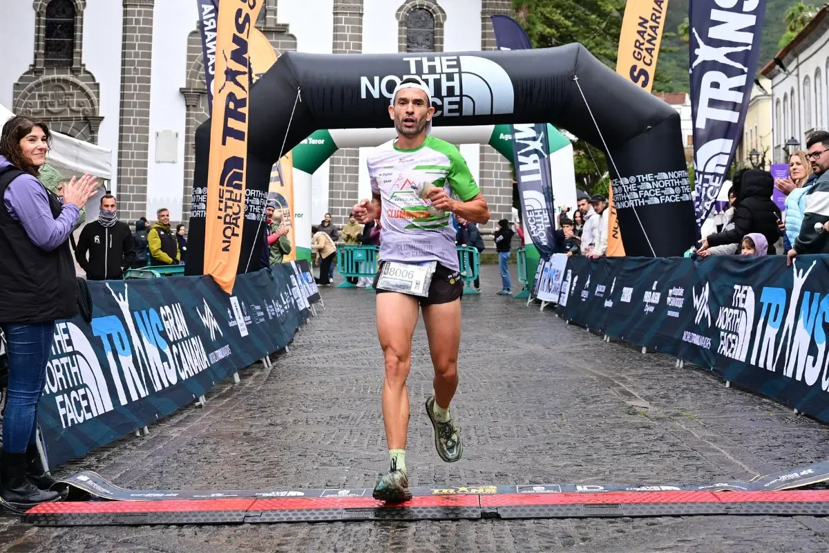 Raúl Ramírez cruza la meta en su sprint final en la Short 5K de Transgrancanaria 2026 en Teror