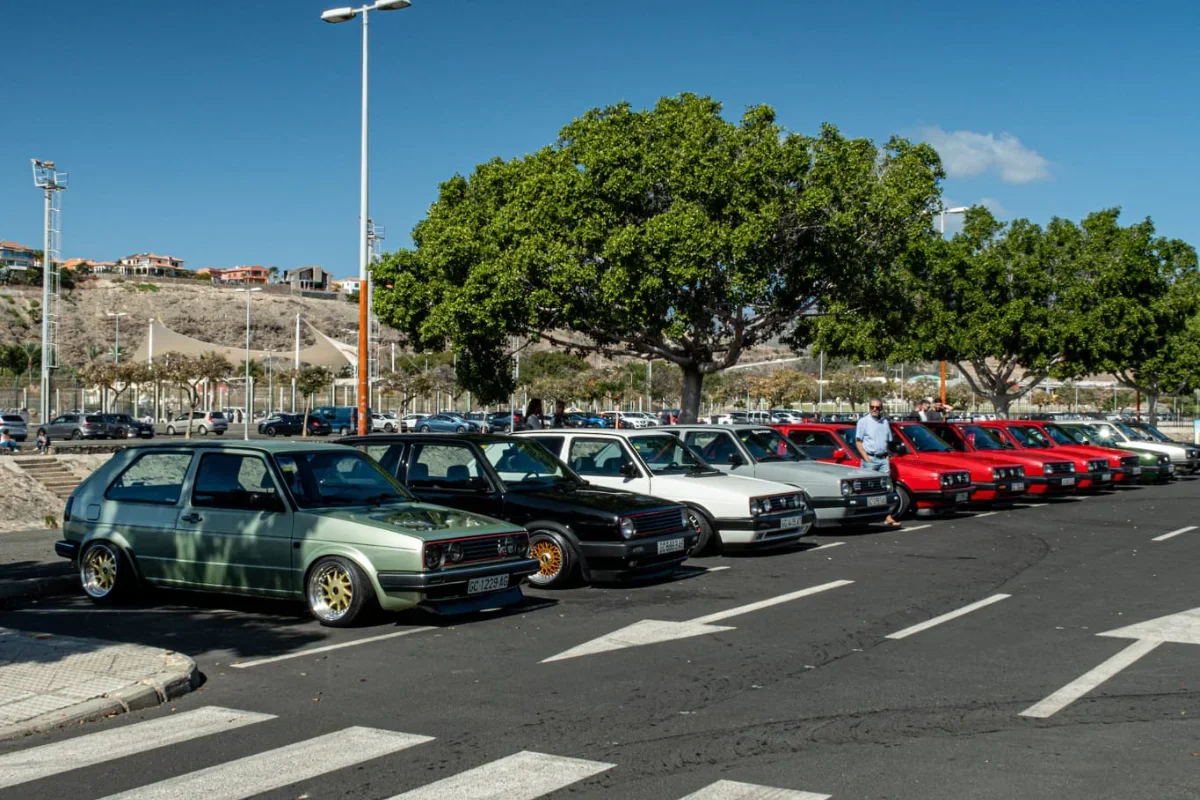 Volkswagen MK2 clásicos y Jettas del Club Volkswagen MK2 Gran Canaria aparcados en exposición