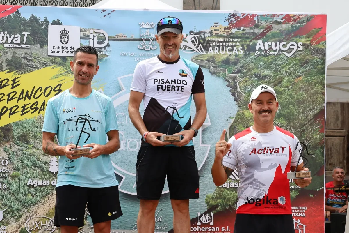 Raúl Ramírez en el podio Máster 40 de la Circular La Goleta 2026 sujetando su trofeo
