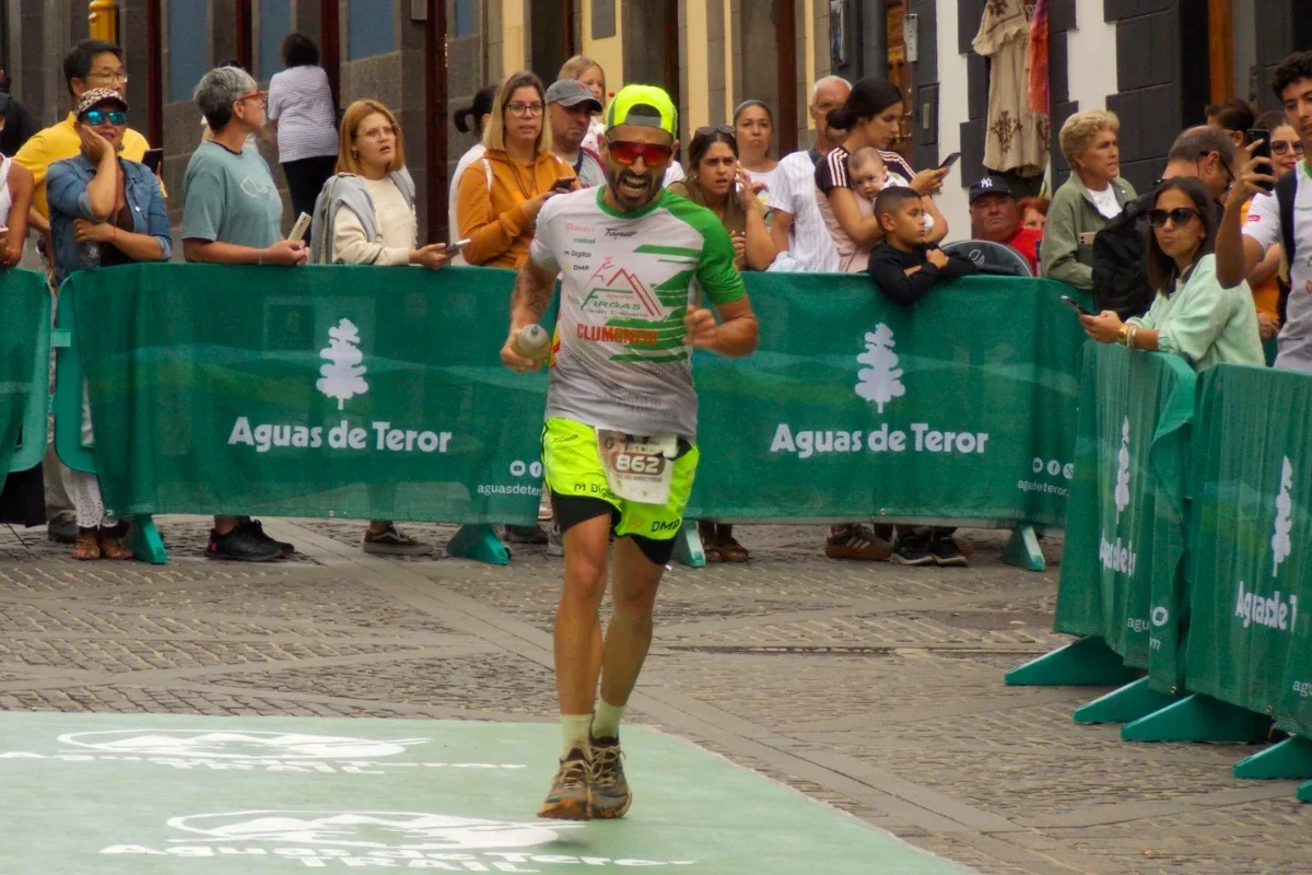 Raúl Ramírez llegando a meta con esfuerzo en el Desafío Los Picos 15K 2026
