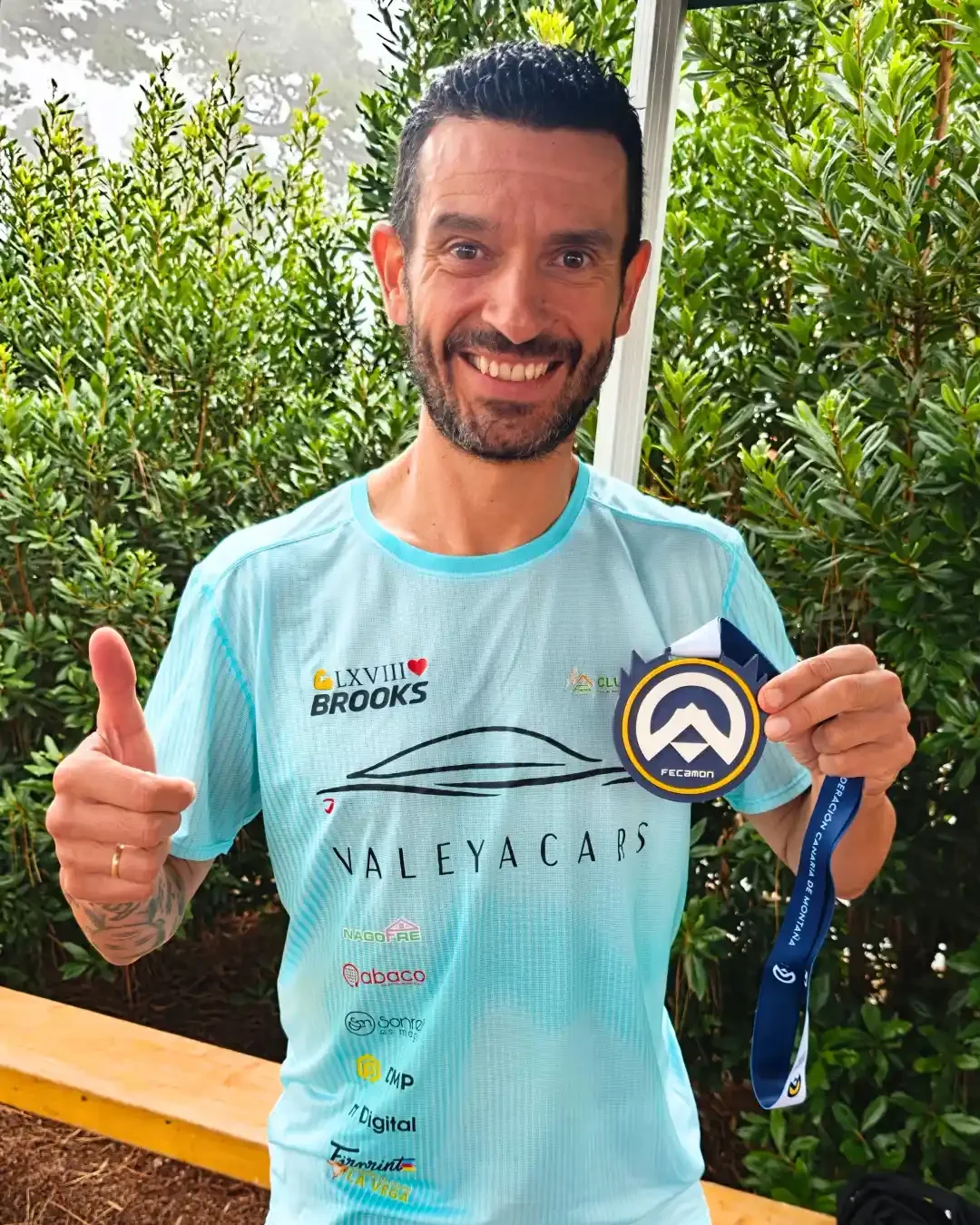 Raúl Ramírez con la medalla del Vertical de Guelguén 2026 y camiseta con el logo de ValeyaCars y sus patrocinadores