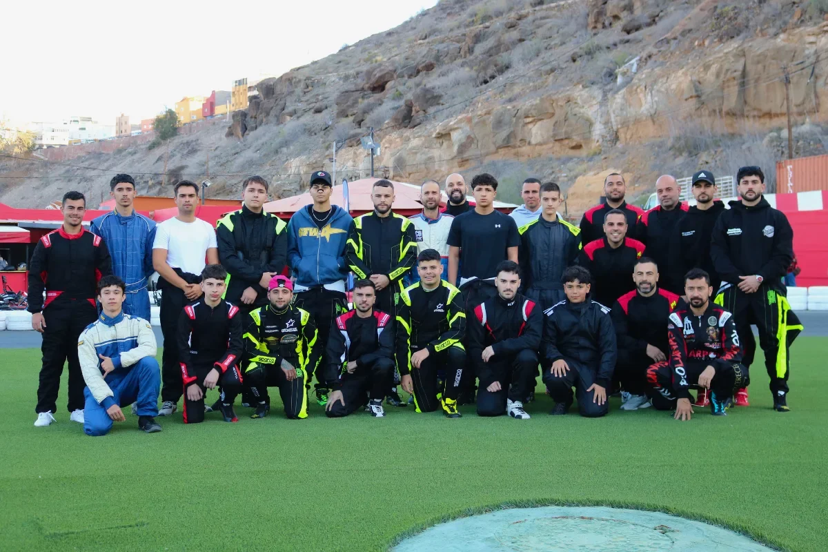 Foto de grupo con los pilotos de la I RKM Series 2026 antes del inicio del campeonato en Racing Kart Maspalomas