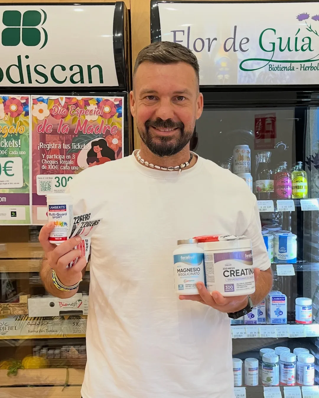 Tito mostrando productos aportados por empresas colaboradoras de la Carrera Solidaria Santa Rita 2026