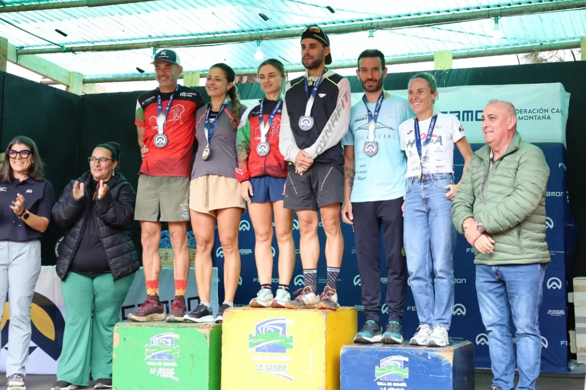 Podio Máster 40 del Vertical de Guelguén 2026 con Raúl Ramírez junto a la organización y sus rivales