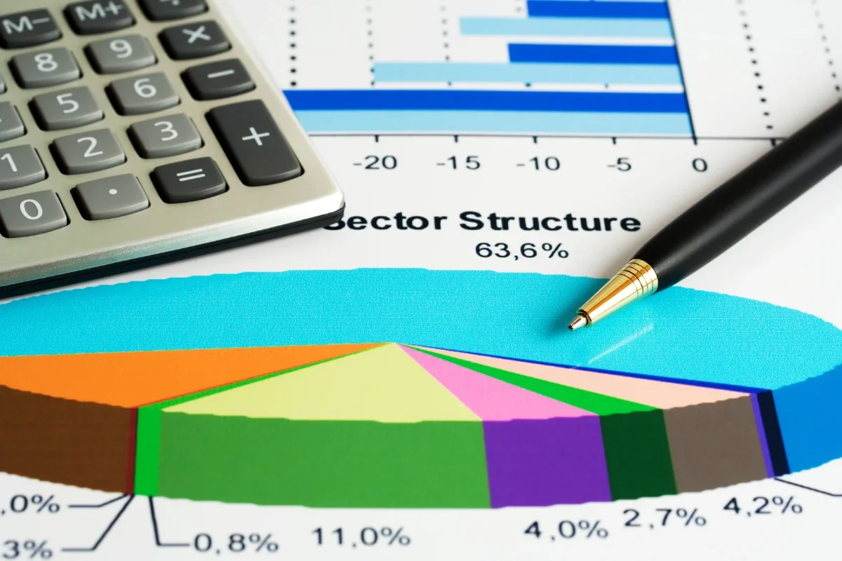 Gráfico circular con porcentajes sobre un mapa, representando guías por sector para optimizar Google Business Profile