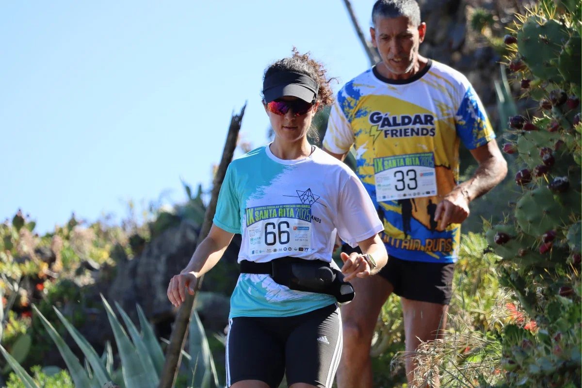 Corredores descendiendo por un sendero durante la Carrera Solidaria Santa Rita en Anzo de Guía