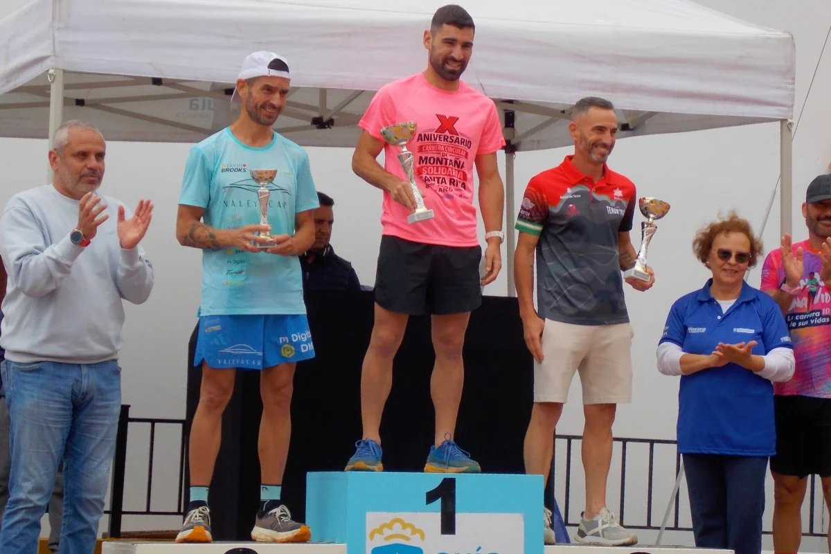 Raúl Ramírez en el podio como tercer clasificado general de la Carrera Solidaria Santa Rita 2026