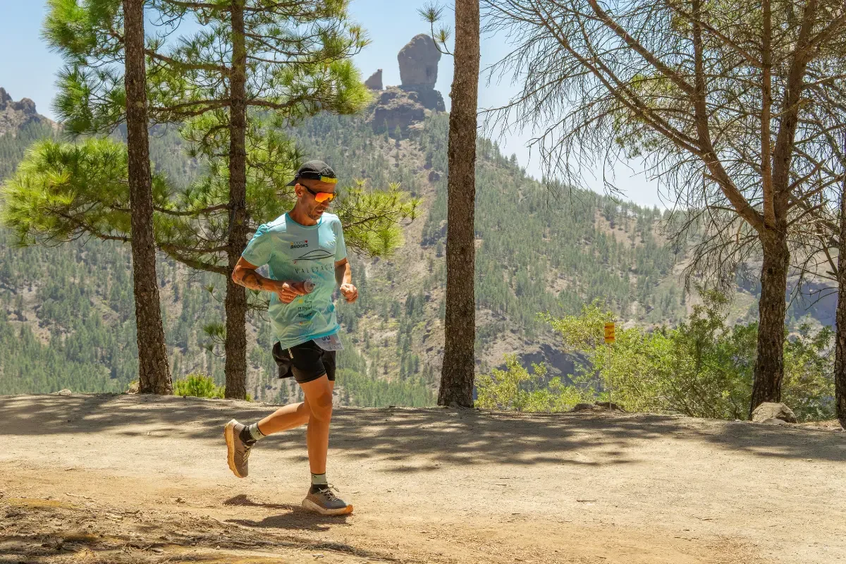 Raúl Ramírez corriendo con el Roque Nublo al fondo durante una sesión vinculada a su temporada 2026