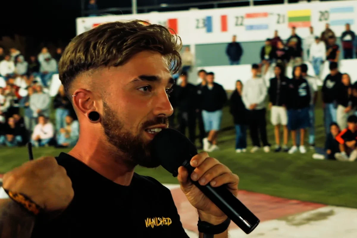 Elías Cabrera con micrófono durante el cierre del evento Vanished Grand Karting Lanzarote en el circuito de karting de Lanzarote