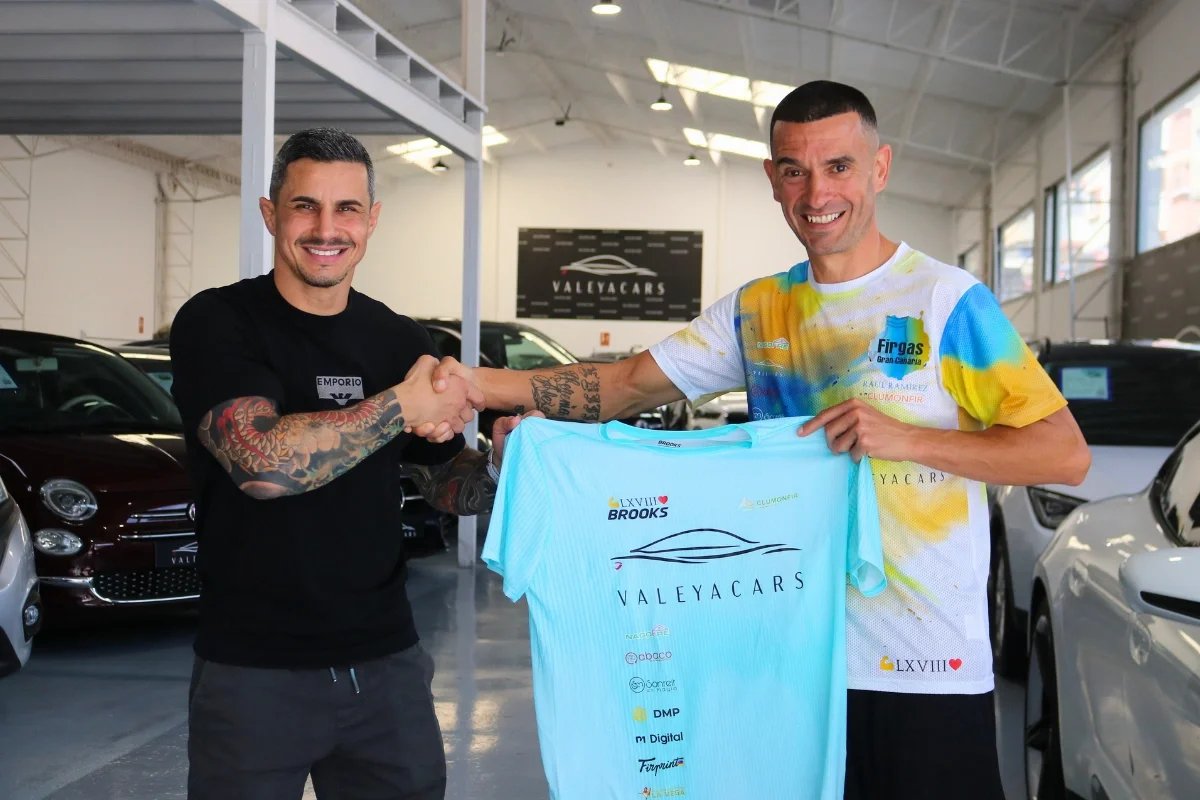 Omar CEO de ValeyaCars junto a Raúl Ramírez presentando la nueva camiseta tras la ampliación del acuerdo de patrocinio deportivo