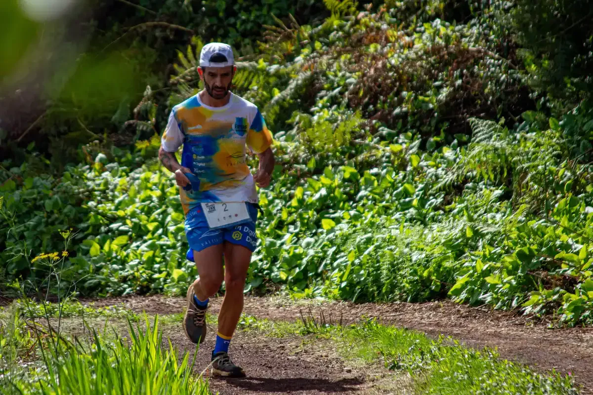 Raúl Ramírez corriendo por el Barranco de los Hombres durante el Vertical de Guelguén 2026