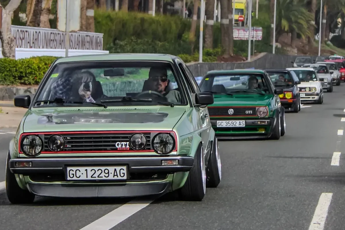 Convoy de Volkswagen MK2 clásicos del club circulando por la GC-1 desde el norte hacia el sur de Gran Canaria