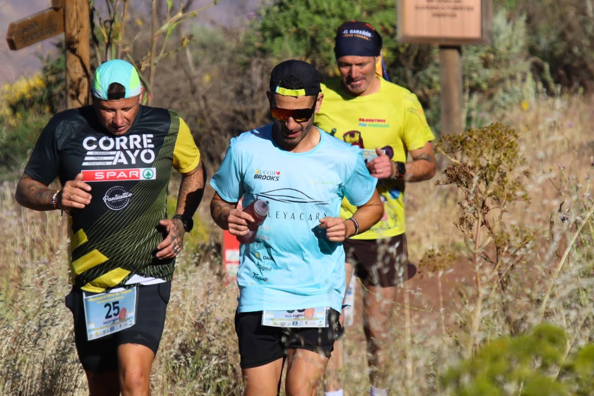Raúl Ramírez corriendo junto a otros participantes en la Backyard Ultra Gran Canaria 2026
