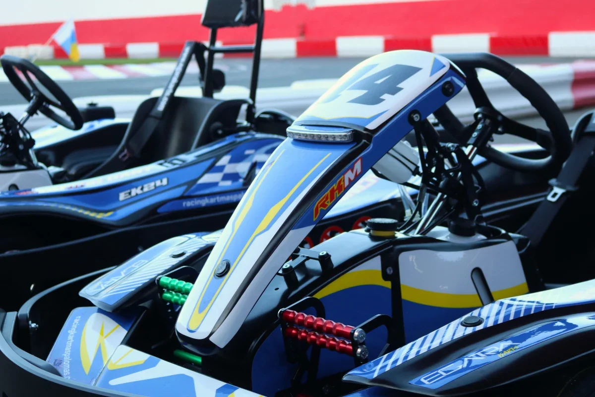 Nueva flota de karts EK24 de EGARAKARTS en el pitlane de Racing Kart Maspalomas para RKM Series 2026