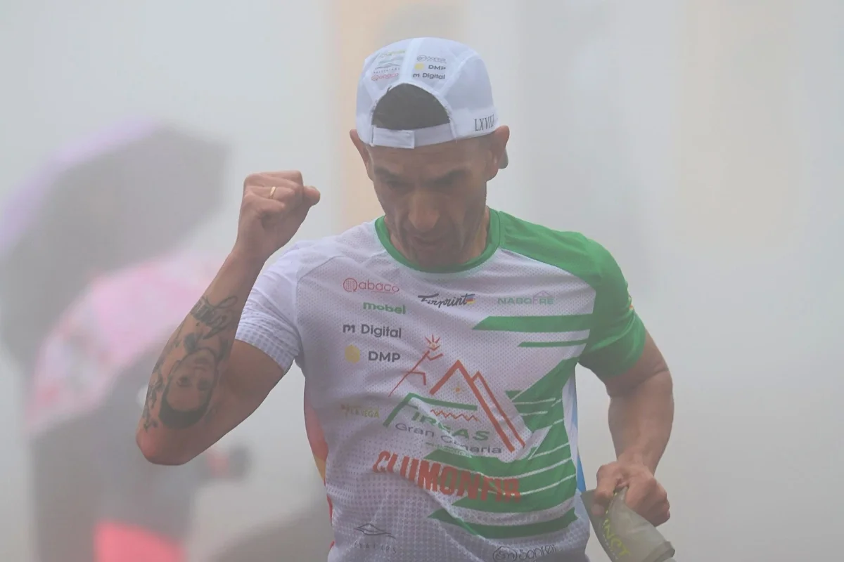 Raúl Ramírez entra en meta del KV El Gigante 2026 levantando el puño tras completar la subida a Tamadaba