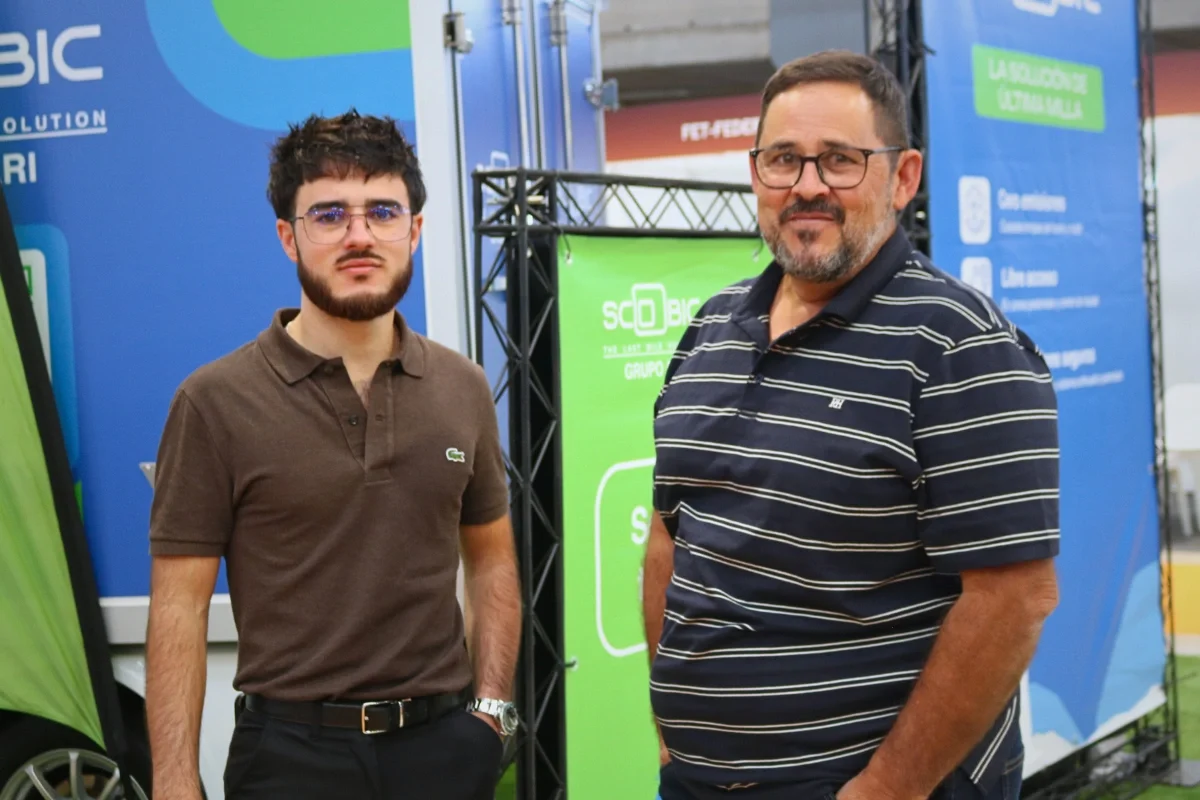 Marco Aurelio Palacios Jiménez y Marco Palacios durante un evento de logística en Canarias, vinculados a DMP · Material Desechable