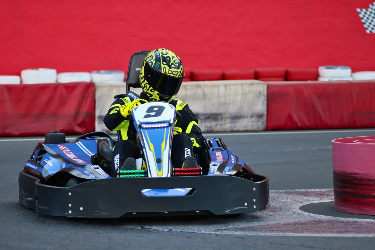 Daniel Gómez trazando una curva con un kart EK24 durante la I RKM Series 2026 en Racing Kart Maspalomas