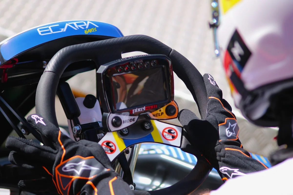 Detalle del display Pixelcom en el volante de un kart durante la I RKM Series 2026 en Maspalomas