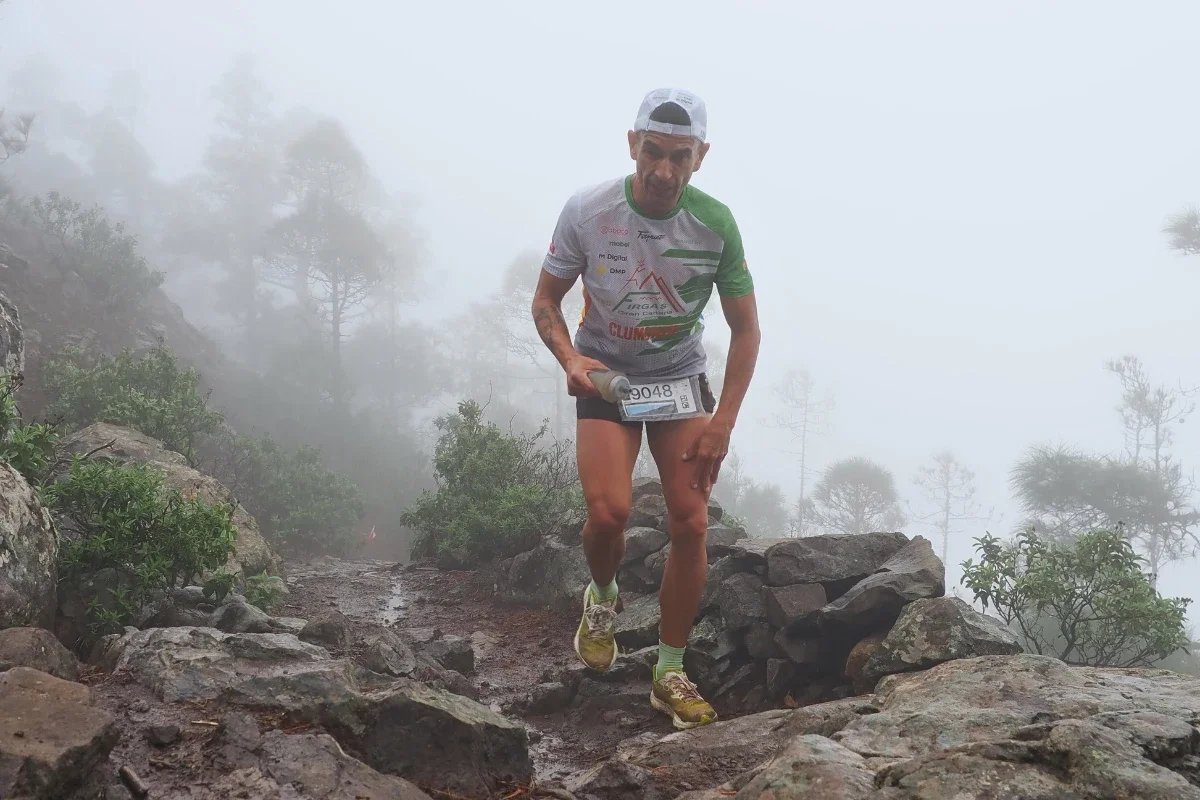 Raúl Ramírez subiendo el KV El Gigante 2026 en Tamadaba con terreno mojado, barro y niebla intensa