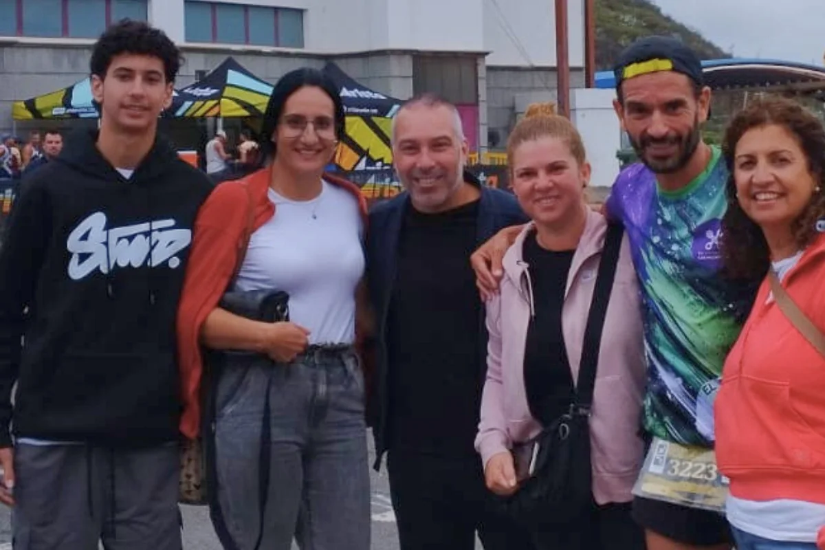 Raúl Ramírez junto a su familia y Pedro Vega y María José, propietarios del Asadero de Pollos La Vega