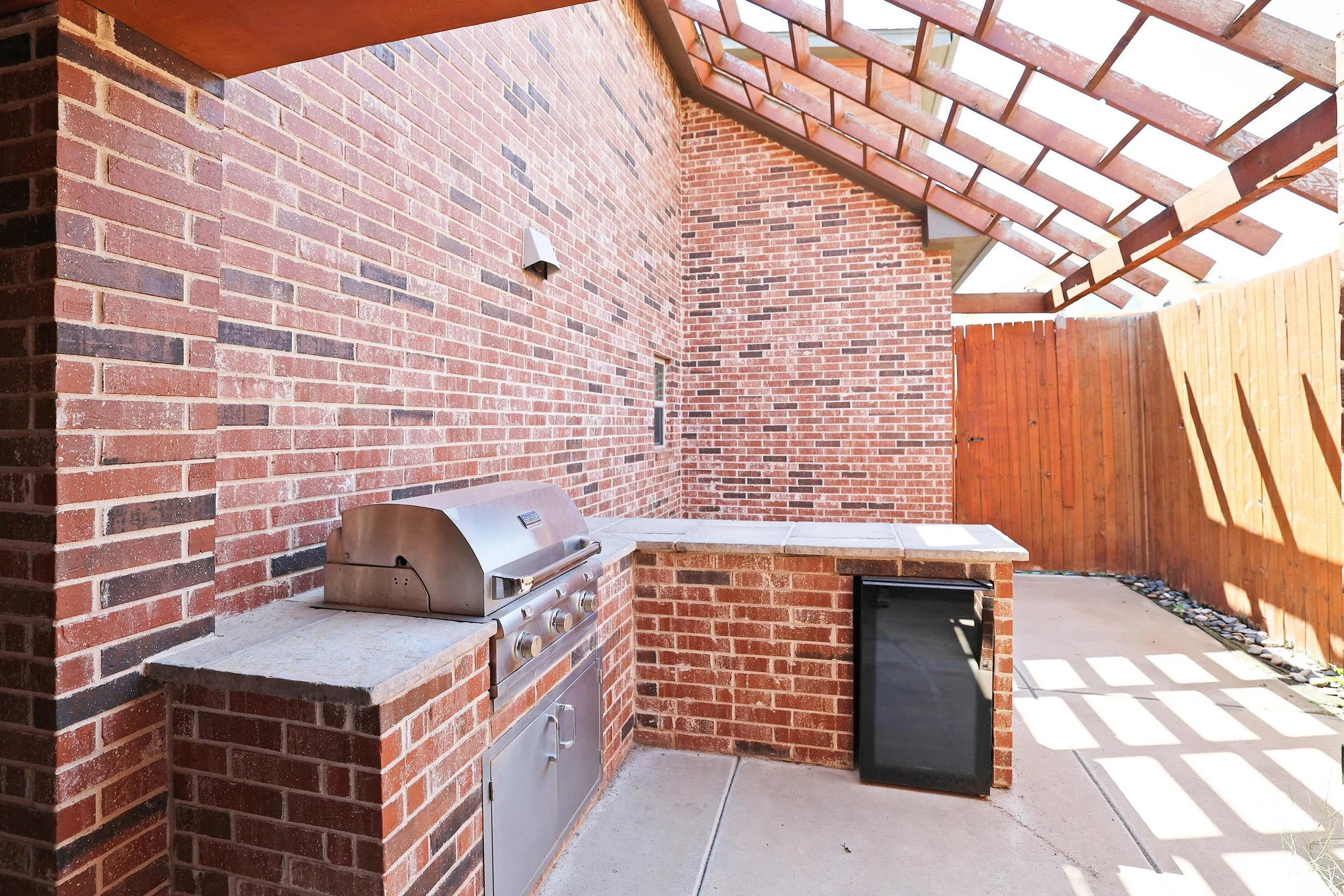 19-Side Patio.jpg