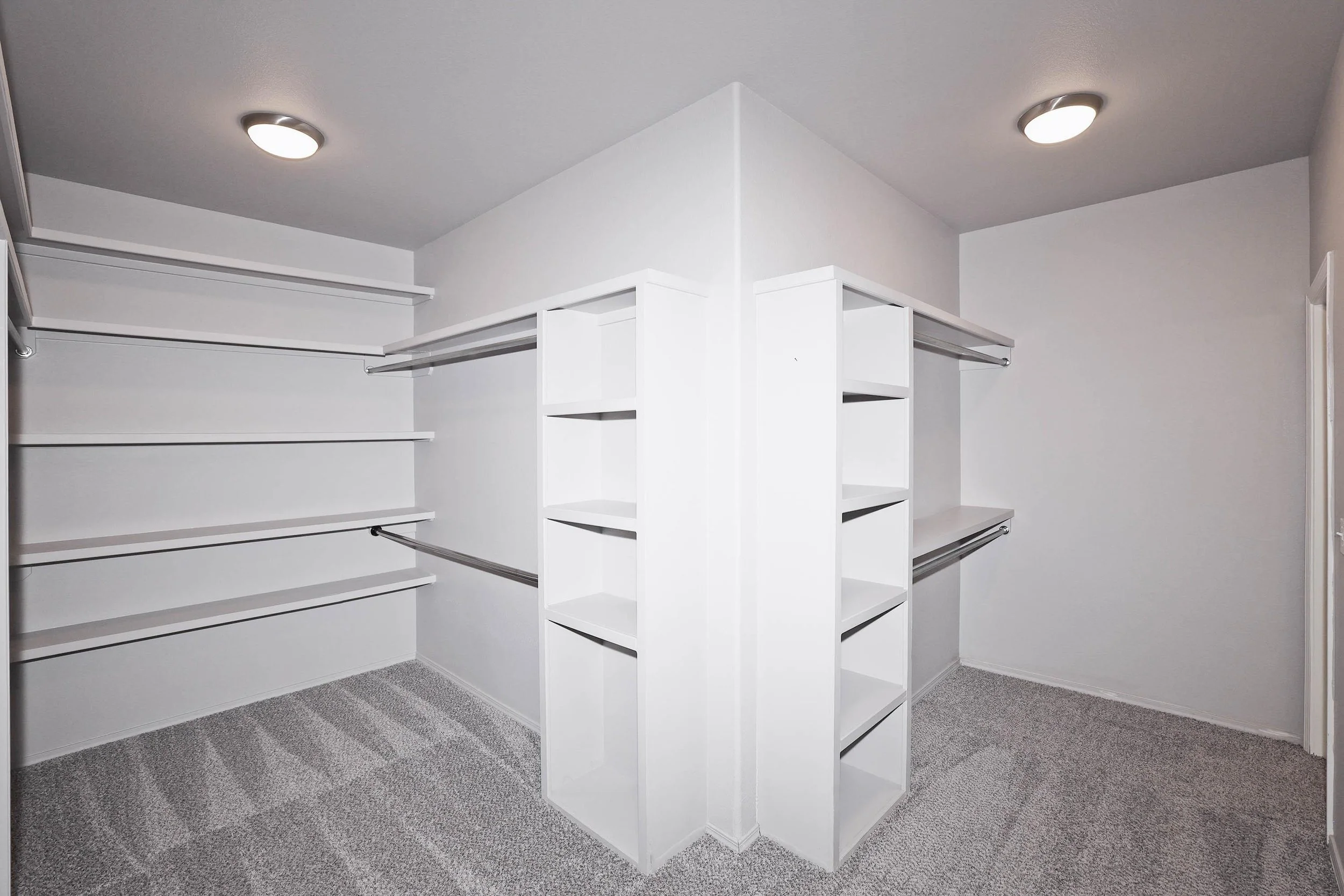 32-Primary Closet.jpg