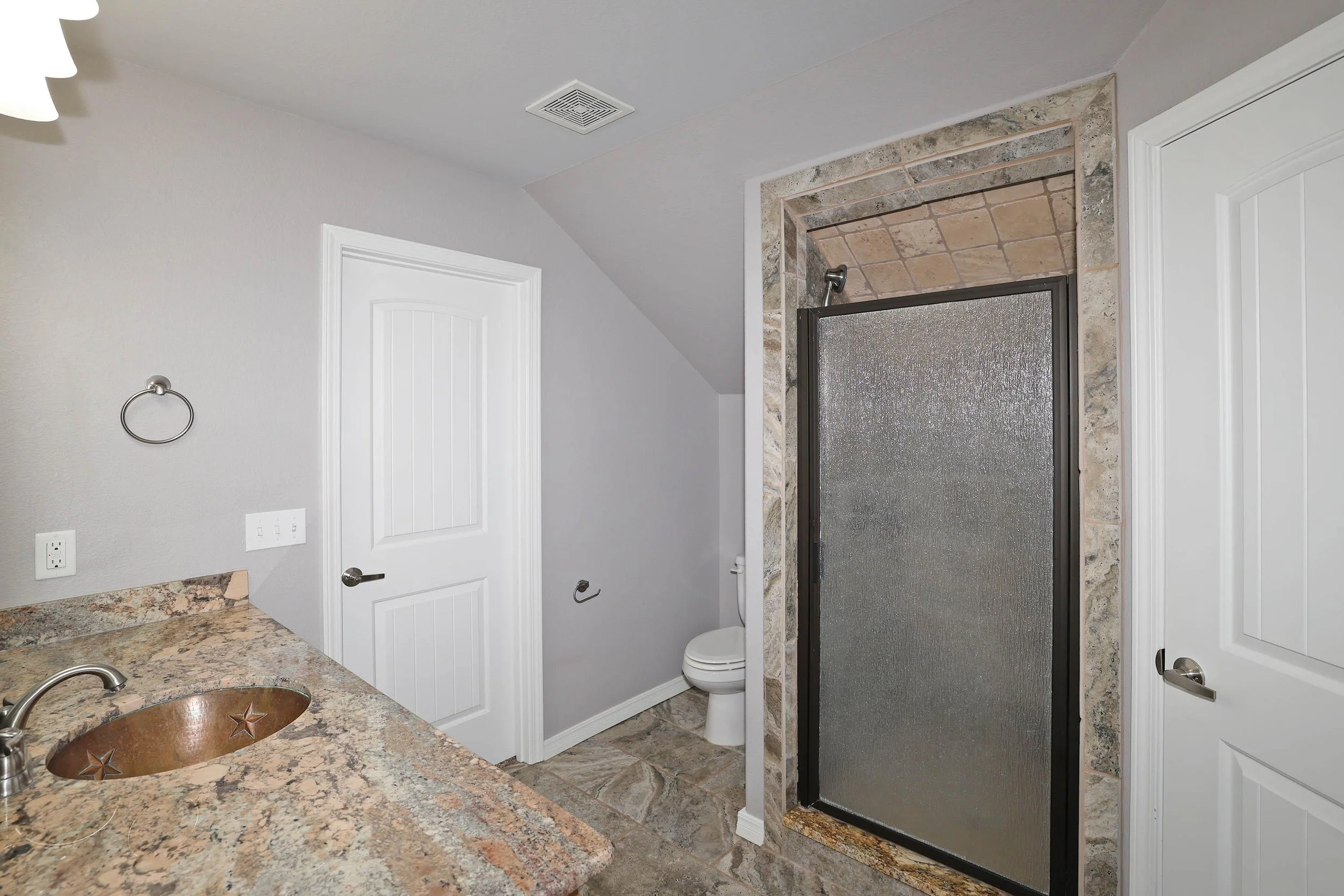 50-Upstairs Bathroom.jpg