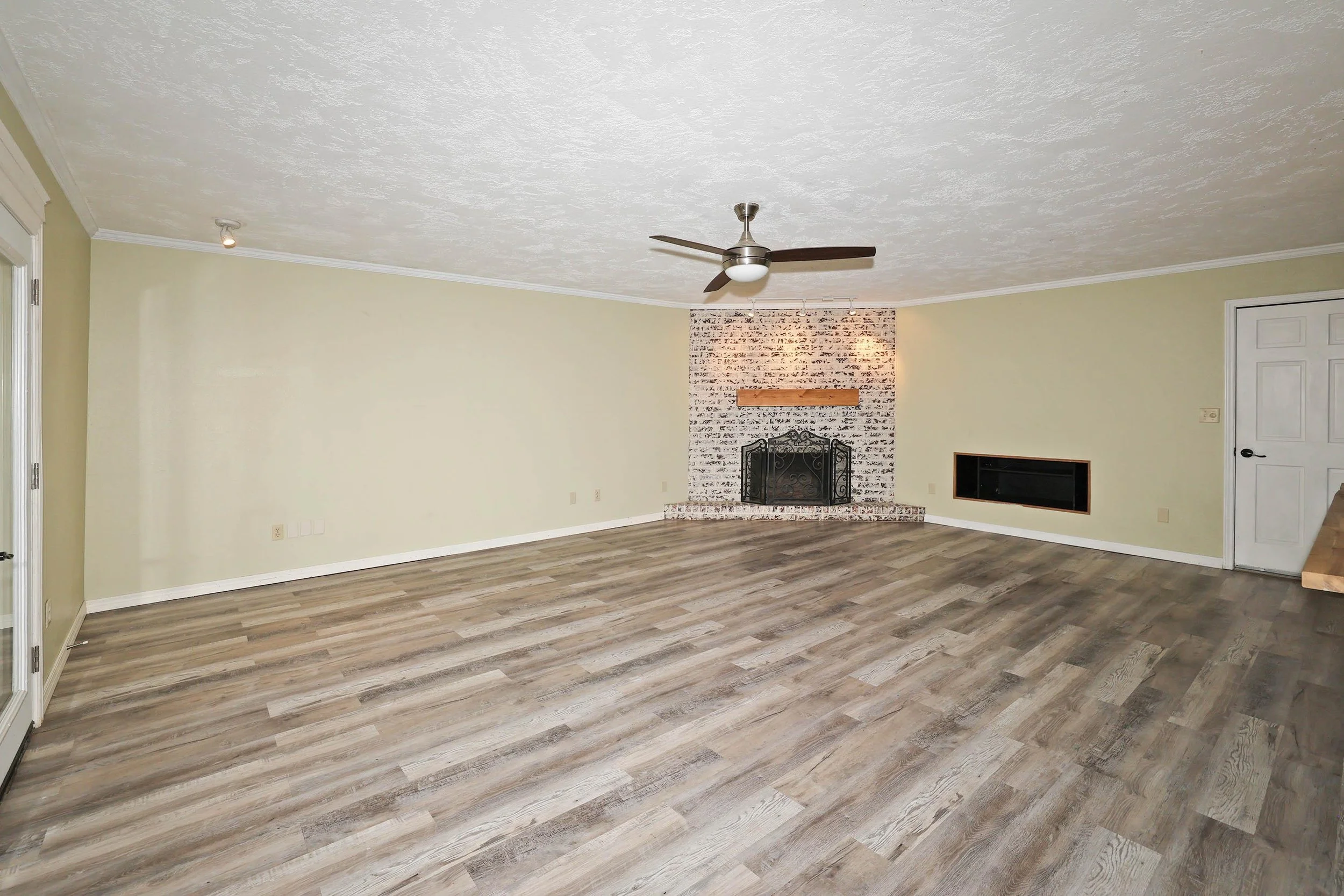 7-Living Area.jpg