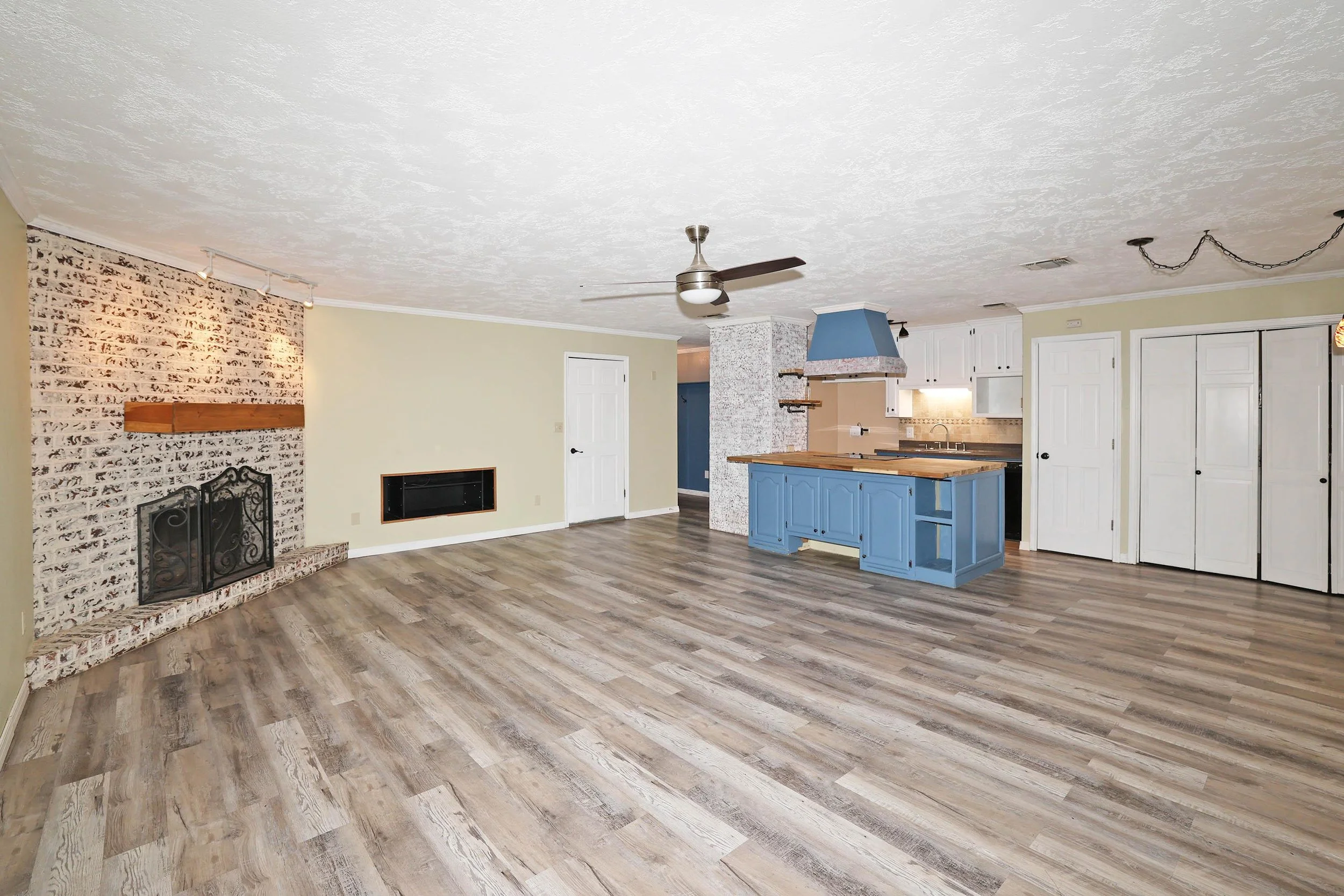 8-Living Area.jpg