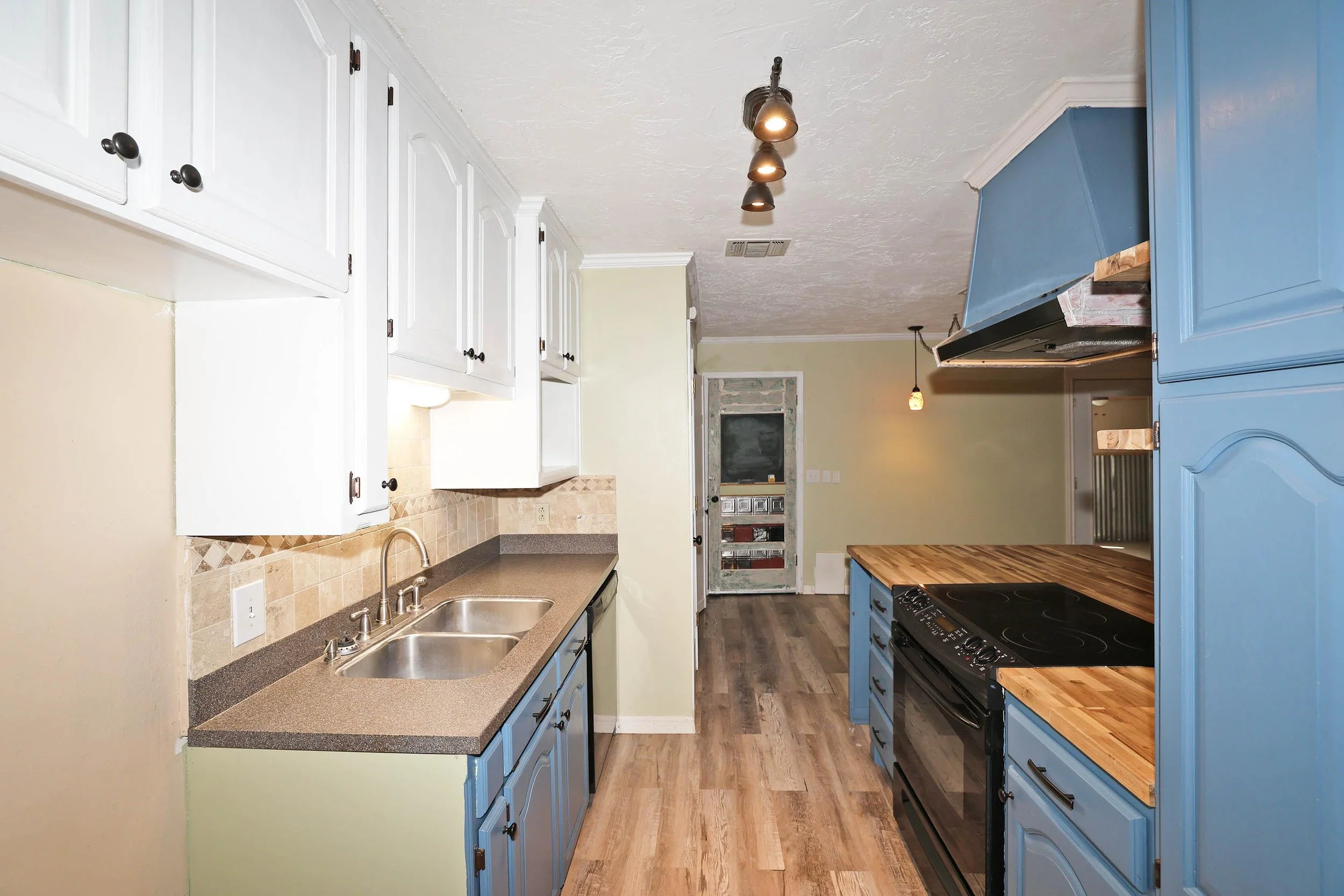 11-Kitchen.jpg