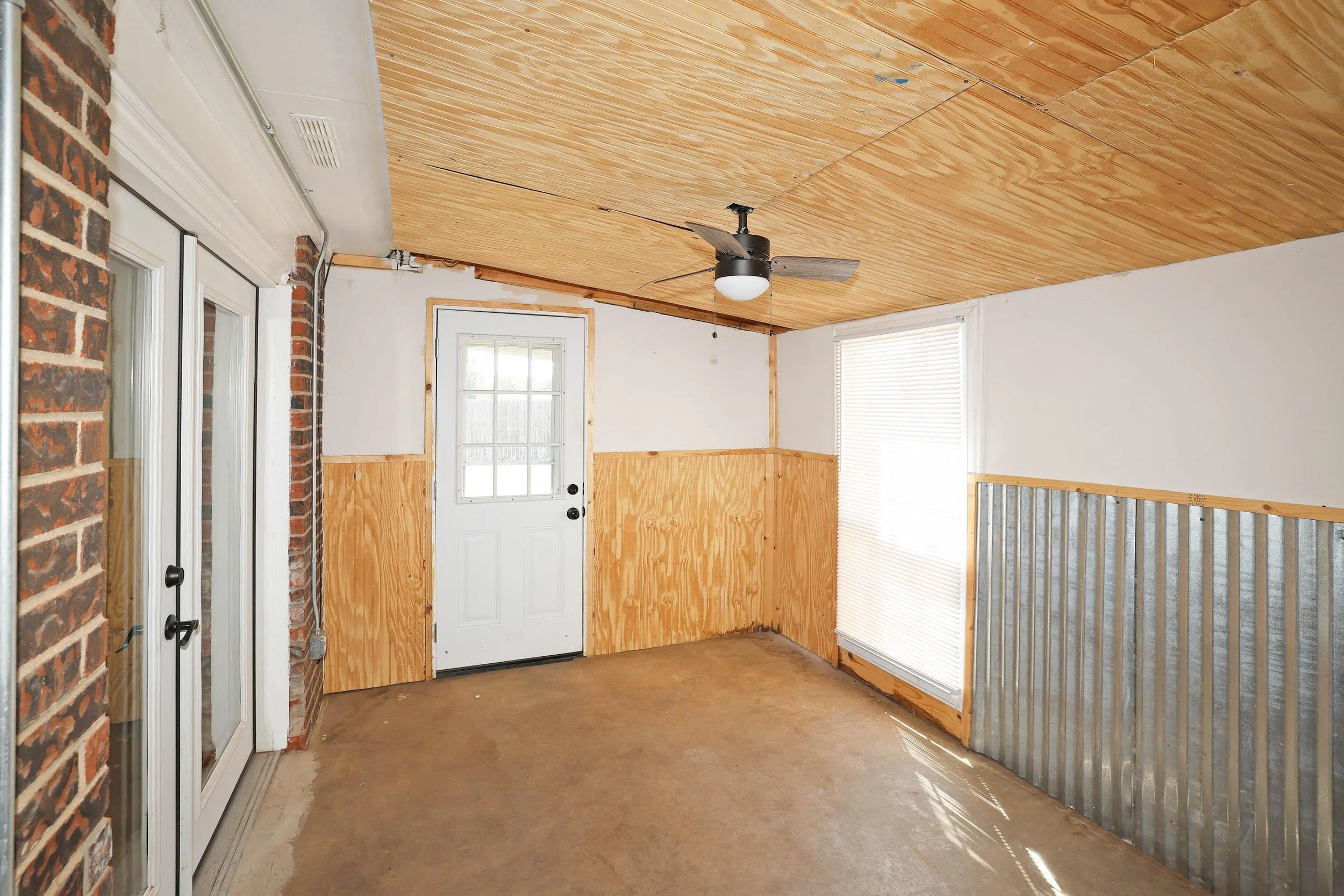 25-Enclosed Patio.jpg